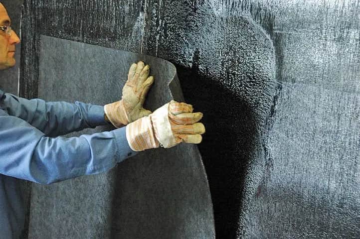 Izolacja pionowa fundamentów masą bitumiczną: Skuteczna ochrona