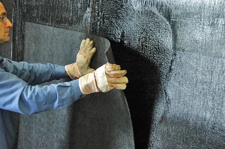 Izolacja pionowa fundamentów masą bitumiczną: Skuteczna ochrona