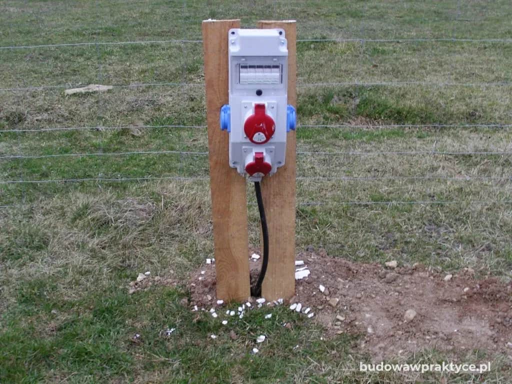 Jak podłączyć prąd do działki bez domu? Krok po kroku