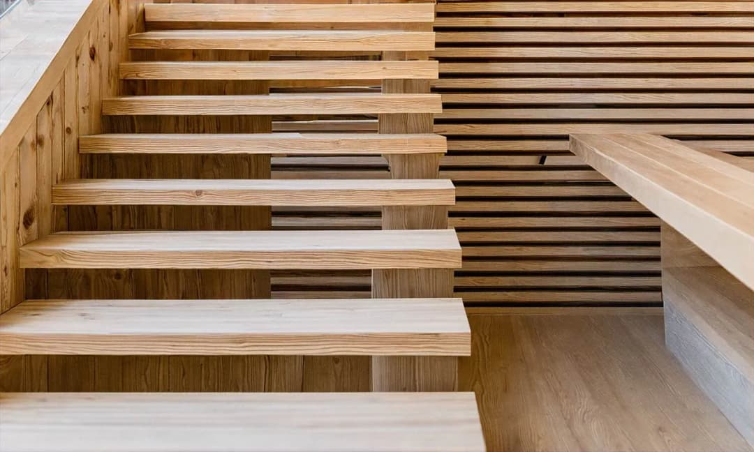 Wygodne schody zabiegowe: funkcjonalność i estetyka w małej przestrzeni