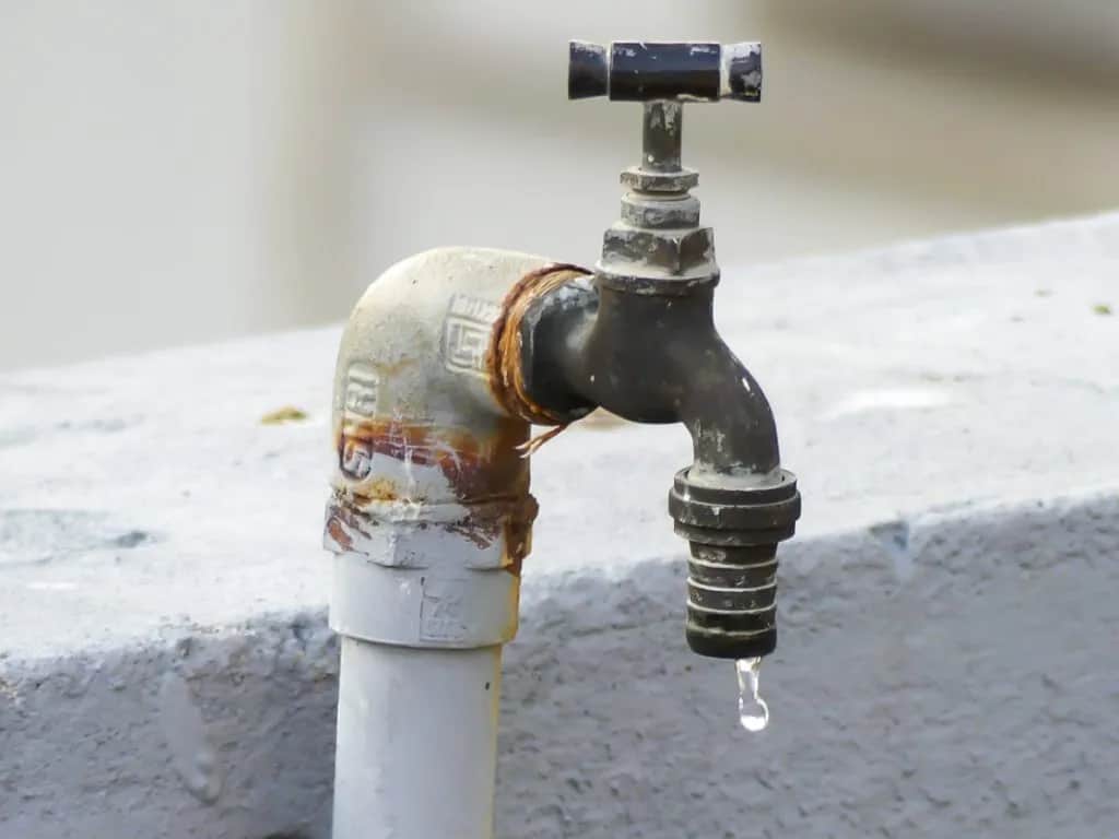 Tymczasowa woda na budowie: Kluczowe aspekty i rozwiązania