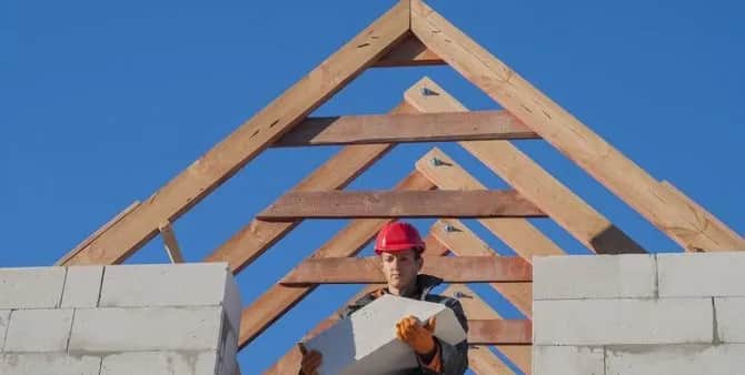 Murowanie poniżej zera: Jak uniknąć błędów w zimowych pracach