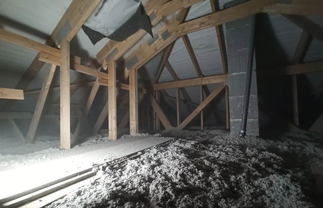 Ocieplenia celulozą a tradycyjne metody – co wybrać?