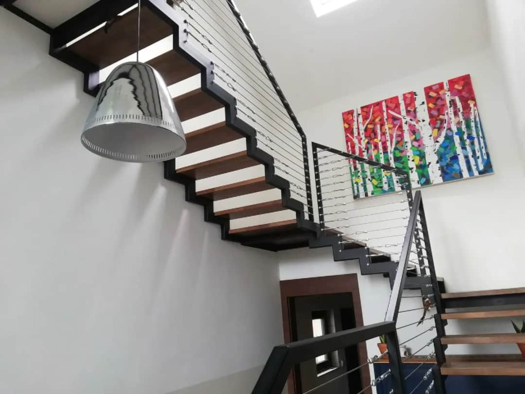 Schody ze spocznikiem: komfort i bezpieczeństwo w Twoim domu