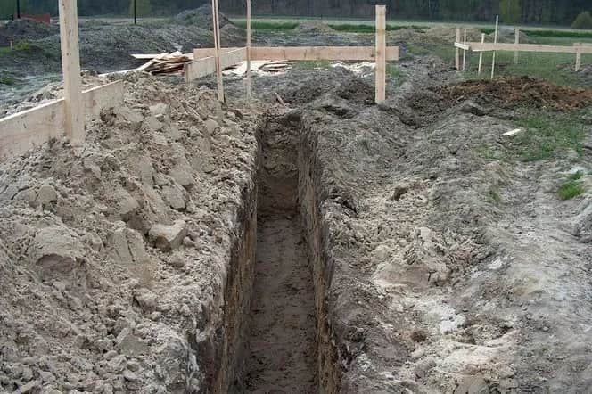 Dół pod fundament: Jak prawidłowo wykonać wykop? Poradnik