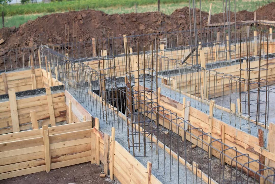 Po jakim czasie rozszalować fundament? Kluczowe wskazówki