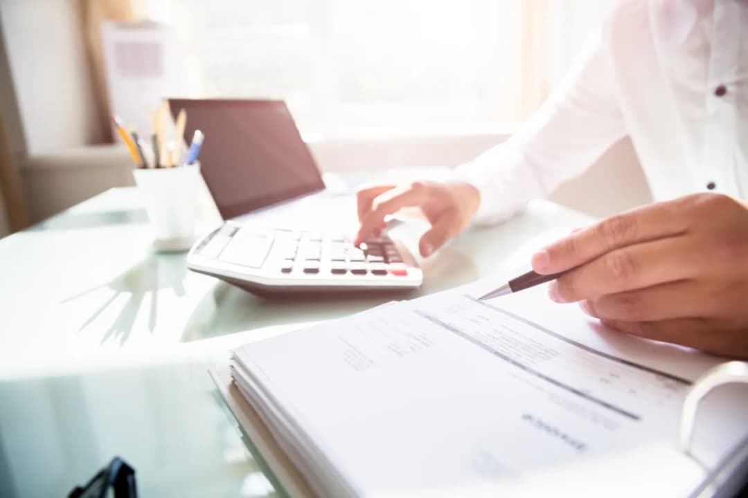 Kto płaci podatek od sprzedaży działki budowlanej? Zaskakujące szczegóły!