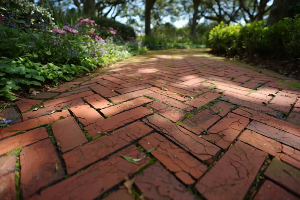 Cegła w ogrodzie: 10 kreatywnych pomysłów na piękne aranżacje