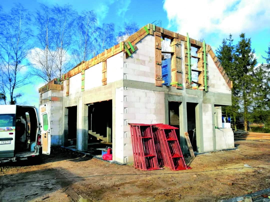 Wieniec ściany szczytowej - kluczowy element stabilności budynku