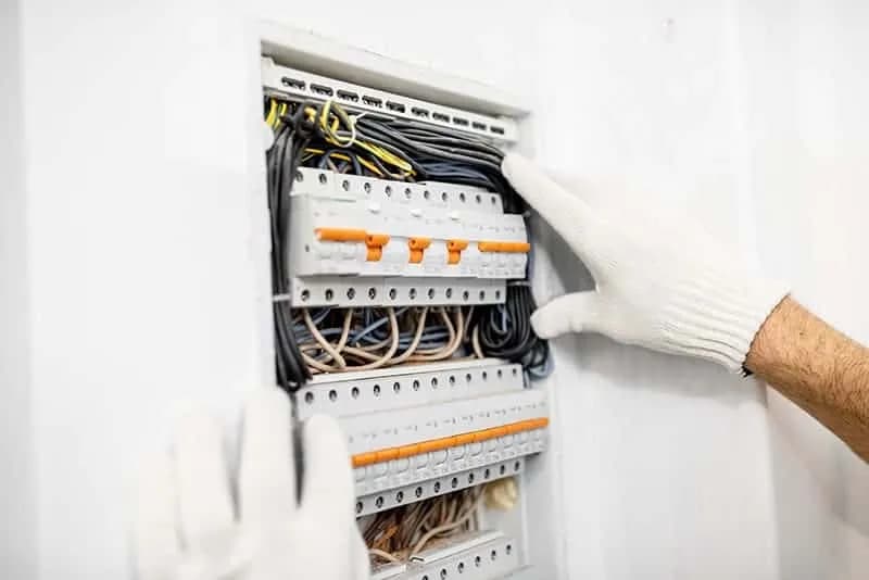 Cena podłączenia skrzynki elektrycznej: Ile kosztuje i od czego zależy